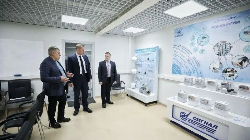 В 21-м пакете санкций Европейского союза под ограничения попал энгельсский завод «Сигнал». В документе указывают на его участие в производстве компонентов для авиации и поддержку ВС России в зоне СВО.
