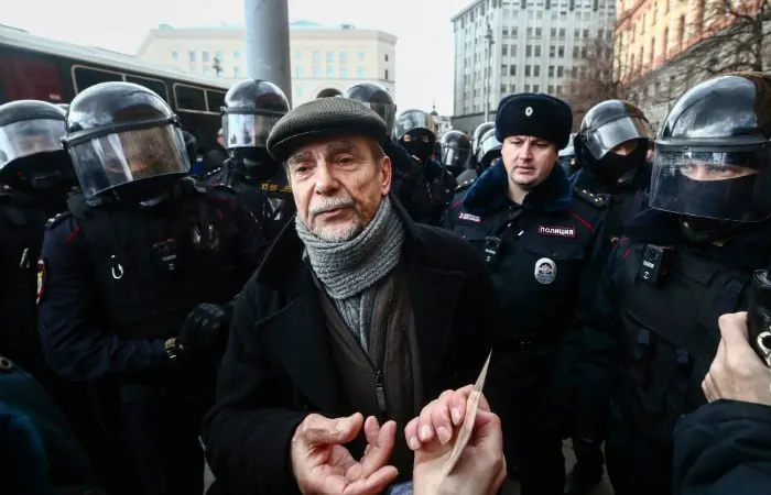 В Хорошевском суде Москвы началось заочное рассмотрение дела: обвинение просит 6,5 года колонии и запрет администрирования сайтов на 10 лет в отношении 84‑летнего правозащитника.