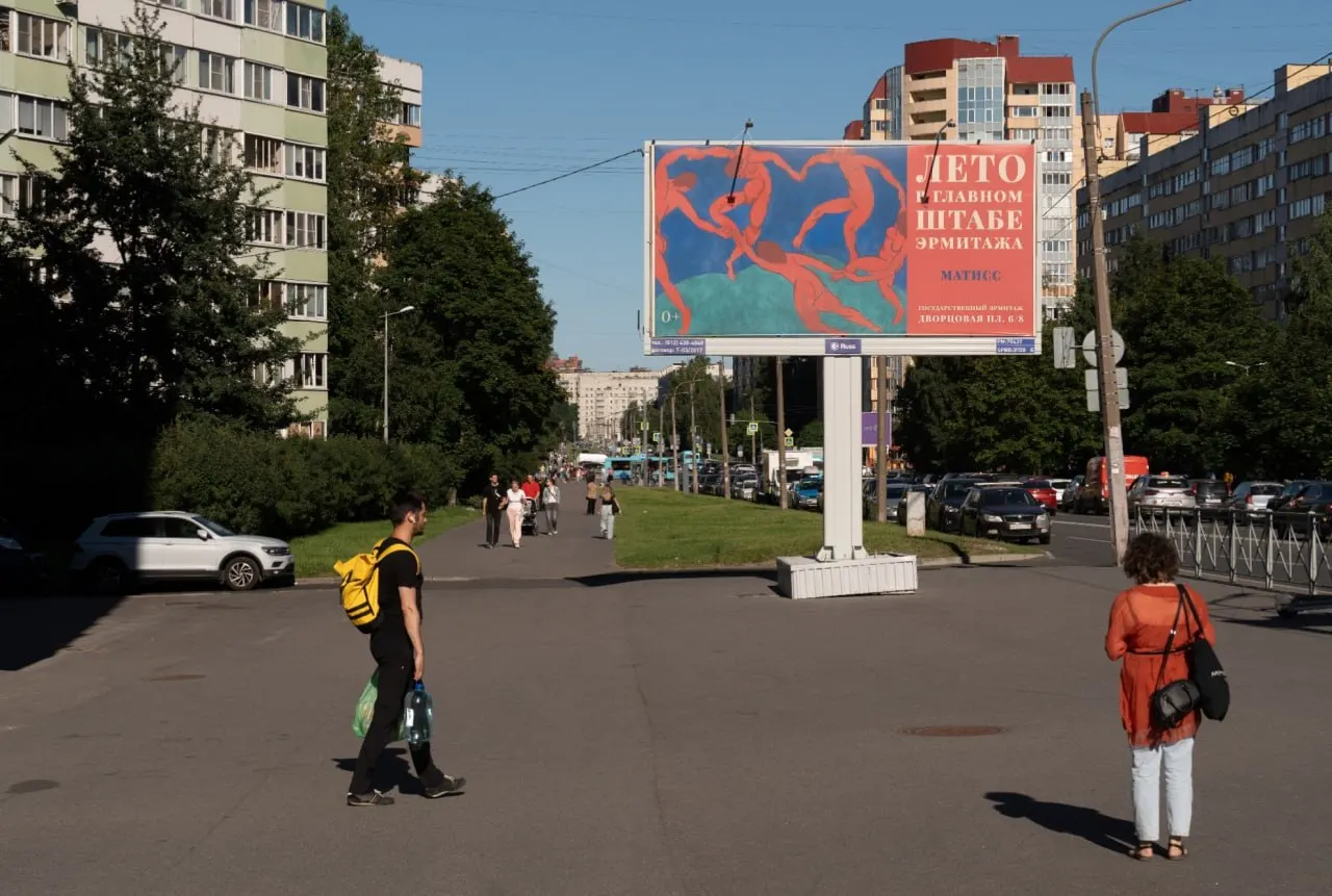 Кратко: в Тосненском районе задержан 12-летний по делу об ударе ножом полицейского, в Красносельском похищены 6,8 млн руб., Госдума готовит запрет для мигрантов с судимостями, а под Харьковом есть погибшие и раненые после удара.