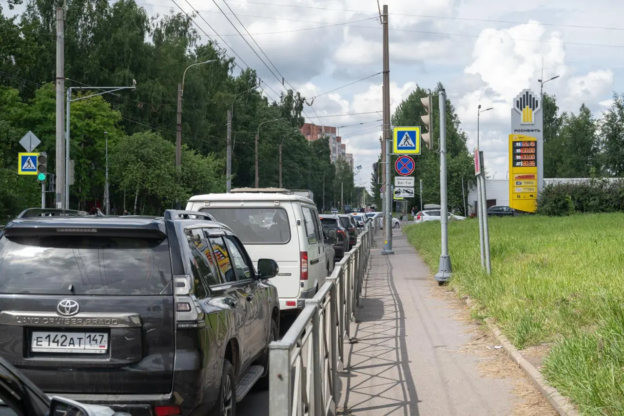 Проверка нескольких петербургских автозаправок показала, что сейчас в городе продают бензин стандарта Евро‑5. С июля в России временно разрешили оборот топлива Евро‑3 из‑за проблем на нефтеперерабатывающих заводах, но на АЗС отмечают наличие запасов и предлагают водителям проверять документы на топливо.