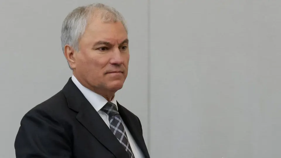 Спикер Госдумы обратился к депутатам и гражданам с призывом сохранять спокойствие и объединяться, пока власти работают над мерами по стабилизации рынка топлива.