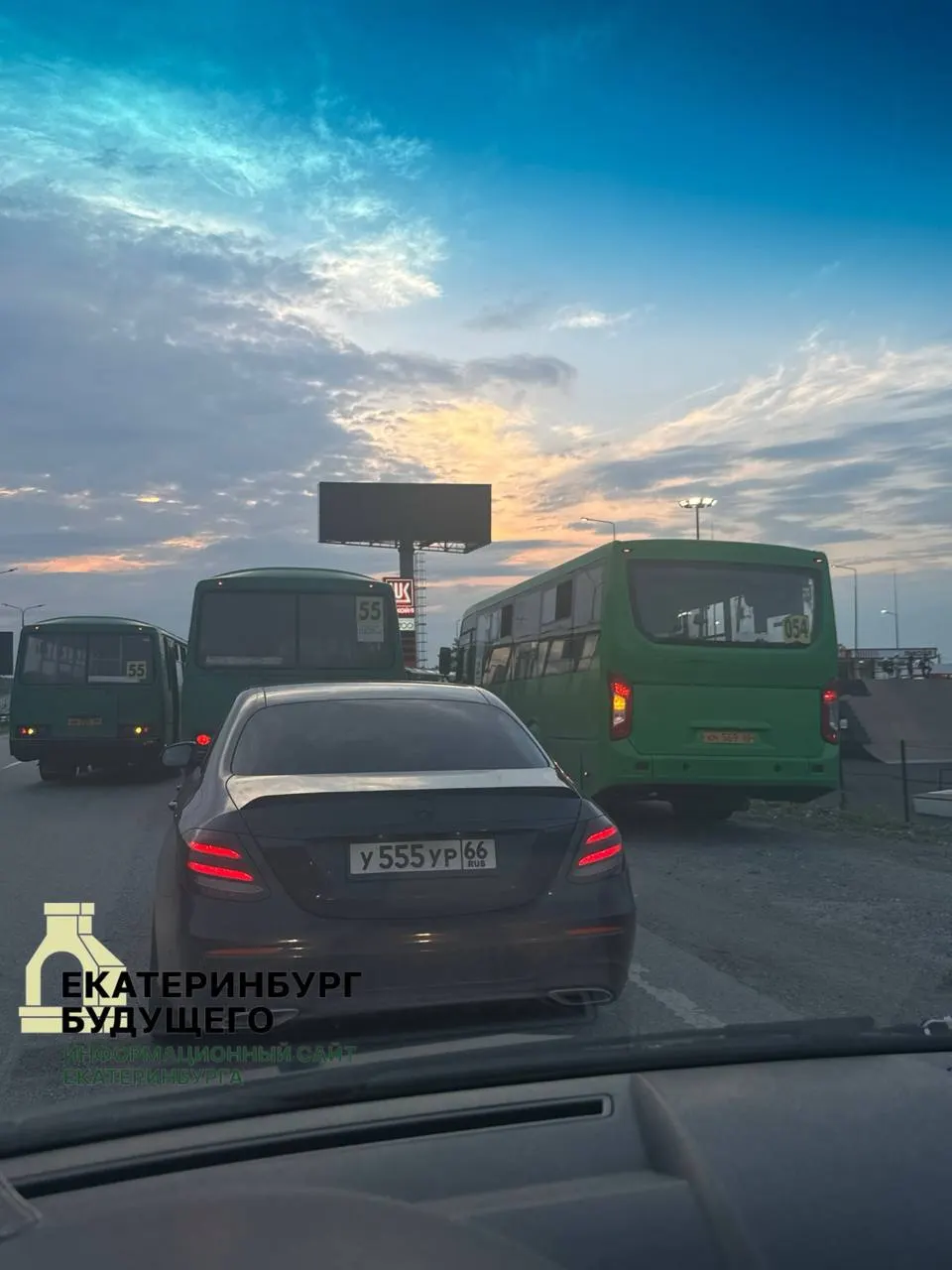 Вице‑премьер Александр Новак заявил, что очереди на АЗС и перебои с поставками связаны с повреждением нефтеперерабатывающих заводов; власти запретили экспорт бензина и дизеля, чтобы обеспечить внутренний рынок.