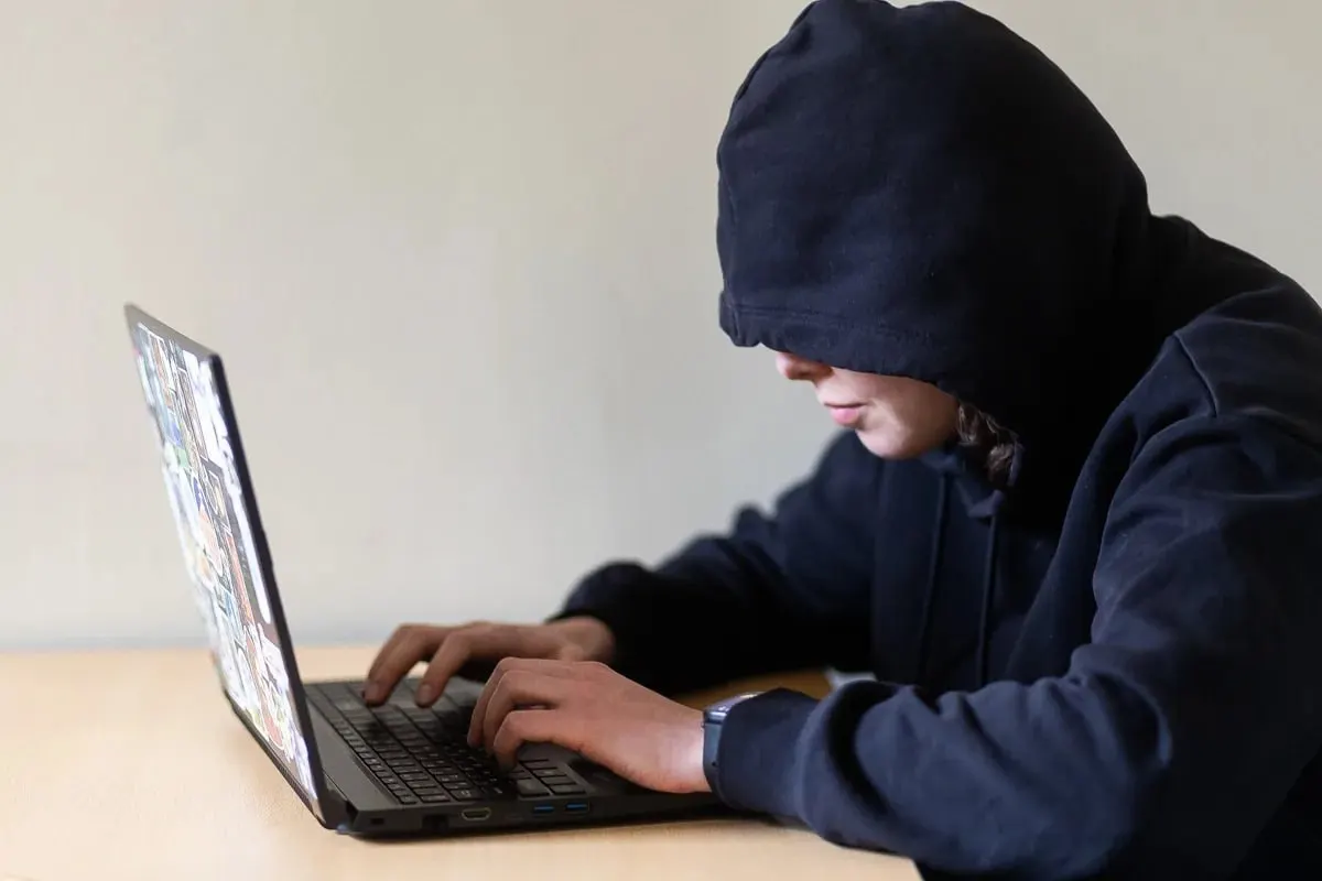 Инициатива предлагает через суд запрещать навязчивым преследователям приближаться к человеку, посещать места его жизни и выхода на связь, в том числе онлайн; документ отправлен в правительство, возможная дата вступления — 1 января 2027 года.