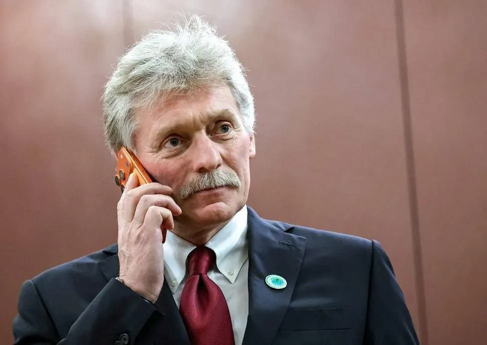 Представитель Кремля сообщил, что контакты с мессенджером ведутся, но пока существенной активности со стороны сервиса нет. Ограничения действуют с 2025 года, замедление фиксировали в феврале 2026 года.