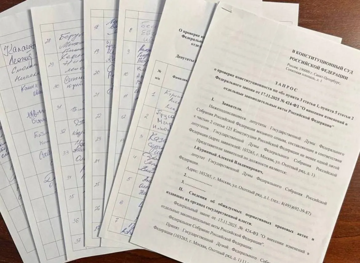 Депутат от Ульяновской области Алексей Куринный собрал 73 подписи коллег для запроса в Конституционный суд о проверке закона об обязательной отработке студентов‑медиков; для коллективного обращения требуется 90 подписей.