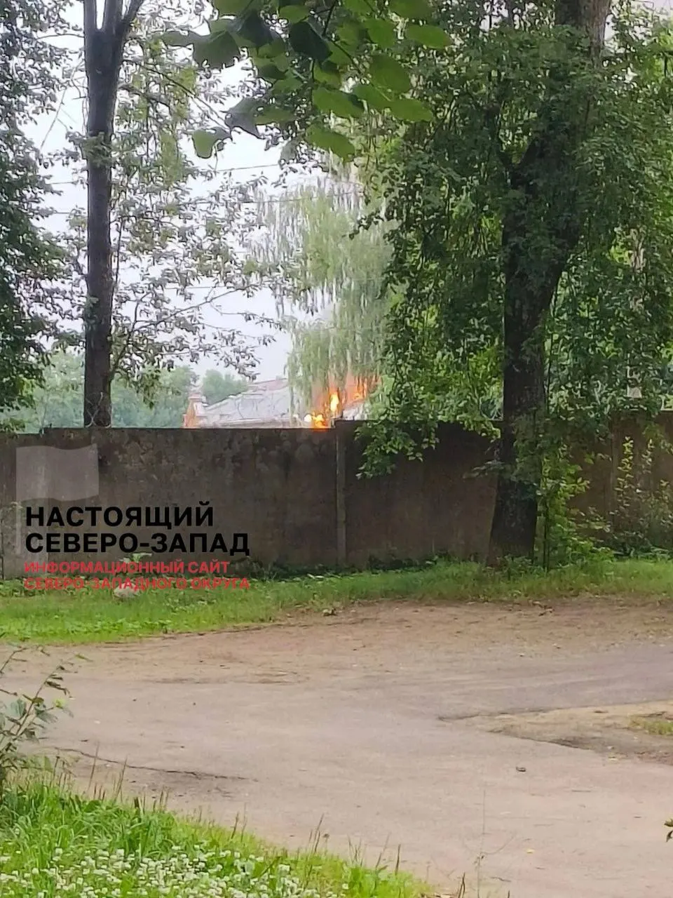 Появились кадры, предположительно снятые в районе постоянного пункта дислокации 26-й ракетной бригады в Луге. Ранее сообщалось о повреждениях в портах Усть-Луга и Высоцк и на Лужском полигоне после атаки беспилотников.