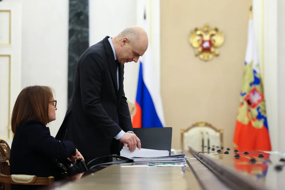 Госдума дала Минфину возможность оперативно наращивать расходы и госдолг. Это временно закрывает кассовые разрывы, но подрывает предсказуемость бюджетной политики, давит на бизнес и повышает риски для макроэкономической стабильности.