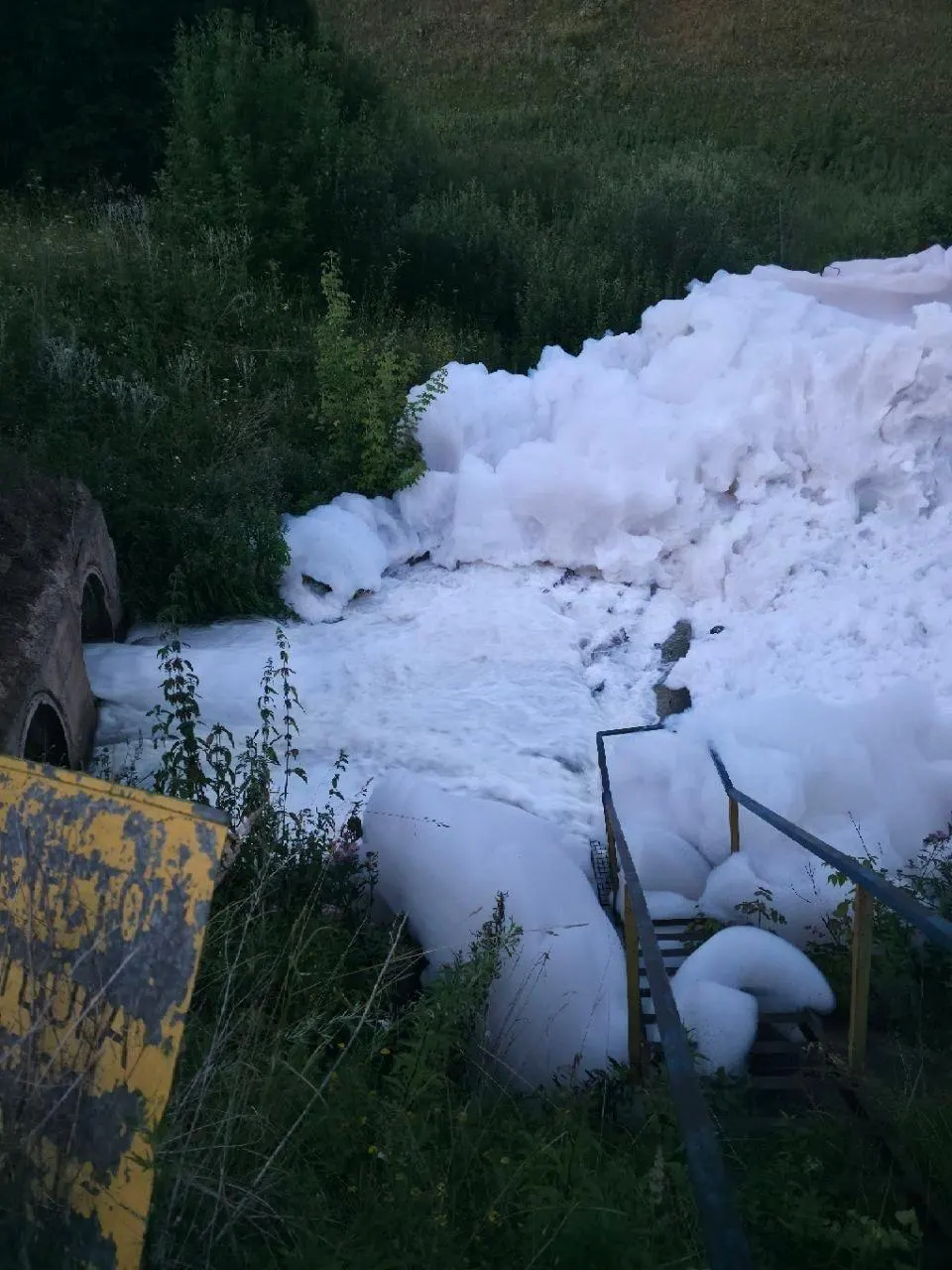 Жители села Иштеряково пожаловались на сброс пенной субстанции в реку Тунгуча. Глава Следственного комитета поручил провести проверку, исполнение поручения взято на контроль центральным аппаратом.