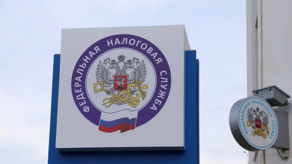 Федеральная налоговая служба направляет письма трудоспособным и безработным гражданам, совершающим крупные покупки при отсутствии подтверждённых доходов; это часть мер по повышению собираемости на фоне дефицита бюджета и роста «наличных» в экономике.