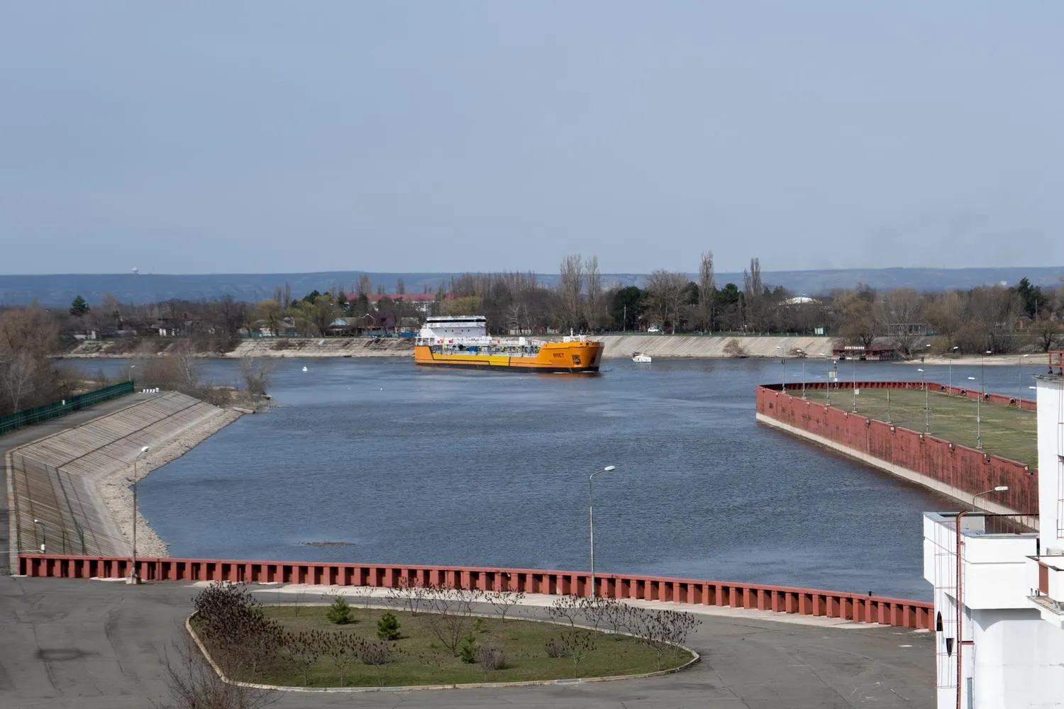 После серии ударов беспилотников в Азовском море Россия остановила движение по Азово‑Донскому морскому каналу — это может затронуть значительную долю экспорта пшеницы через Азовское море.