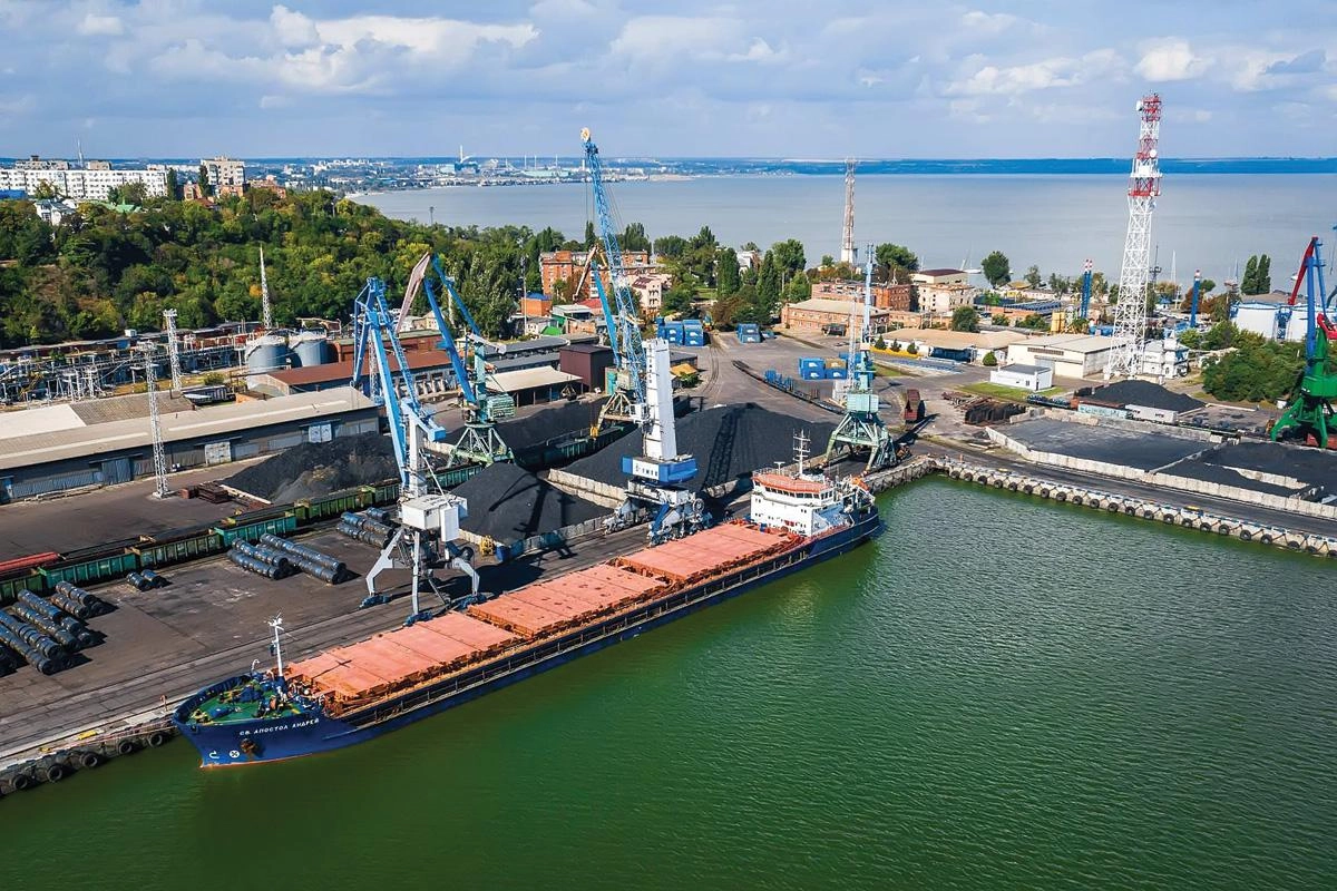 Минсельхоз предлагает покрыть до 90% затрат на железнодорожную транспортировку зерна из Ростовской области в черноморские и балтийские порты после приостановки отгрузок из портов Азовского моря из‑за угрозы беспилотников.