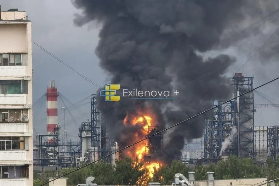Губернатор Ярославской области считает, что остановки нефтеперерабатывающих заводов после ударов стали основной причиной перебоев с бензином; к этому добавились сезонный спрос и плановые профилактики на НПЗ.