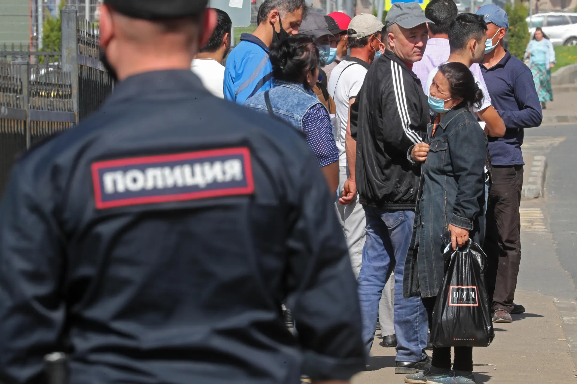 Правительство подготовило поправки ко второму чтению: в перечень нарушений, влекущих обязательную депортацию иностранцев, хотят включить дискриминацию и неповиновение законному требованию пограничника. Законопроект МВД уже прошёл первое чтение.