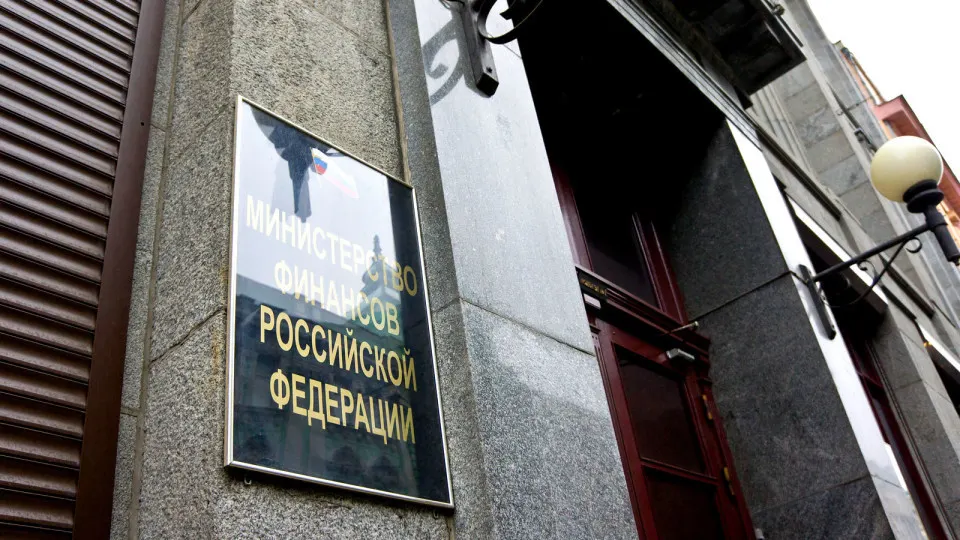 Минфин временно прекратил еженедельные размещения облигаций федерального займа на фоне резкого падения цен ОФЗ, роста доходностей и слабого спроса на аукционах. Дата возобновления не объявлена.