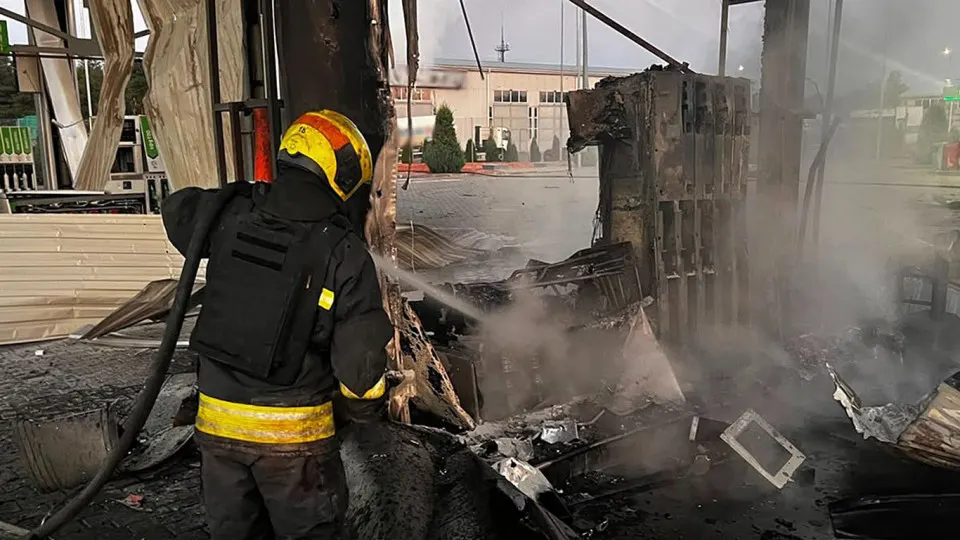 Ночной налёт беспилотников по Днепропетровской области привёл к повреждению пяти автозаправок, пожаром и гибели одной женщины. Атака совпала с острым топливным кризисом в России: производство бензина резко сократилось, цены и ограничения на продажу топлива усилились, страна вынуждена увеличивать импорт.