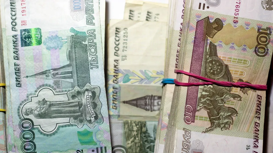 С начала июля россияне забирают из банков всё больше наличных: за первые две недели месяца объём «кэша» в обращении вырос на сотни миллиардов рублей, что усиливает нагрузку на ликвидность банков и повышает риски для финансовой стабильности.