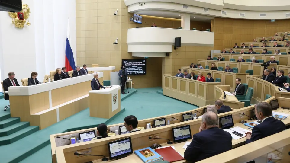 Новый закон позволяет Минюсту вести реестр россиян за рубежом, признанных уклоняющимися от исполнения наказания. Им грозят блокировки счетов и недвижимости, отказ в госуслугах и значительные ограничения консульской поддержки.