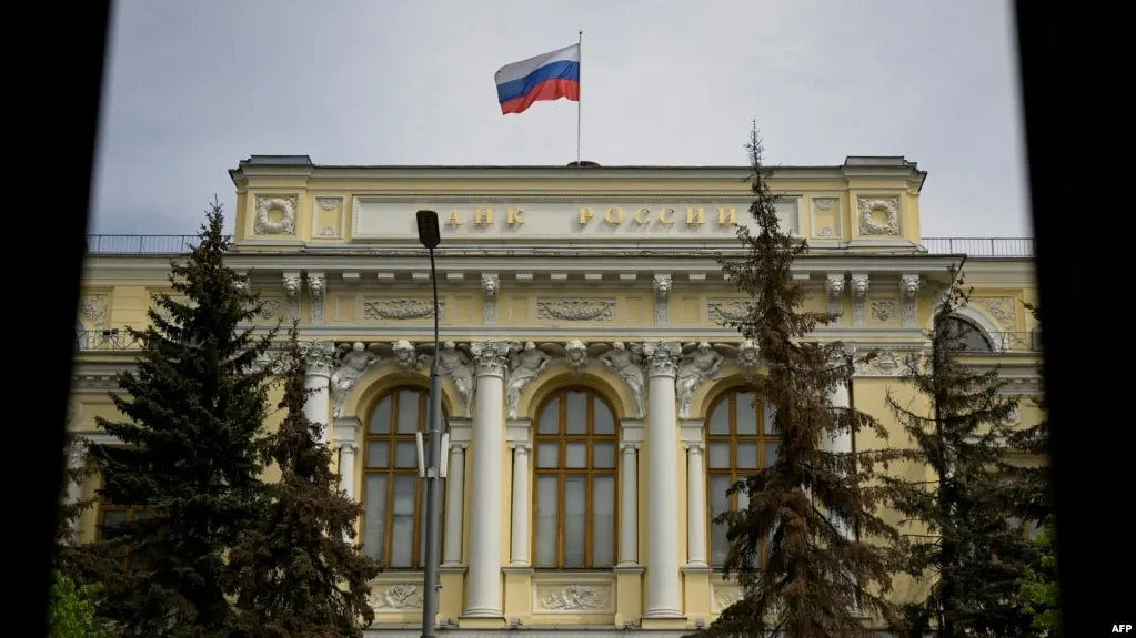 Банк России включил Bitcoin, Ethereum и Tether USDT в перечень криптовалют, доступных на биржах, и объявил новые требования к инвесторам: прохождение тестирования и лимиты.