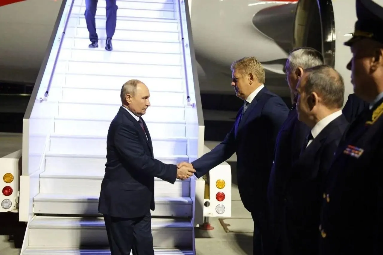 Президент России прибыл в Новосибирск для участия в церемонии открытия Сибирского кольцевого источника фотонов (СКИФ) и обсуждения развития научной инфраструктуры региона.