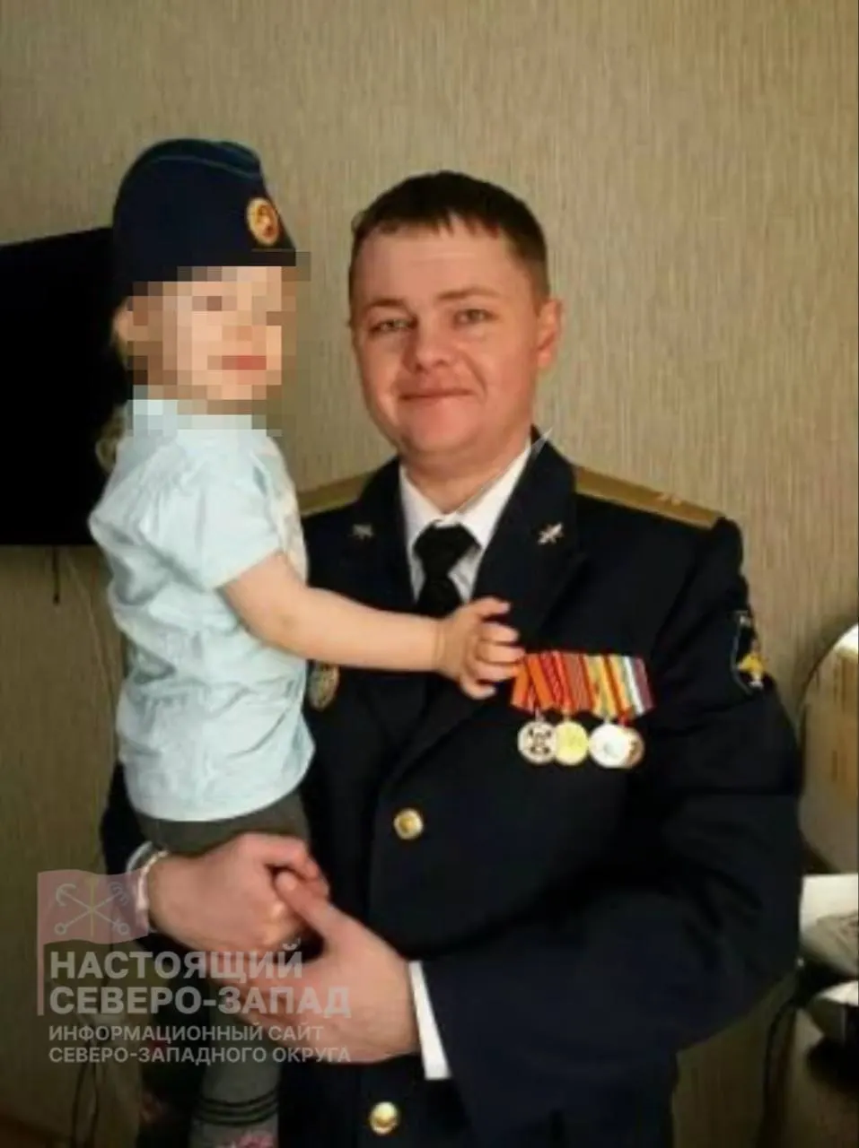 43-летний майор Сергей Сечков погиб при взрыве автомобиля в Славянке под Санкт-Петербургом; его жена получила тяжёлые ранения. Следственные органы возбудили уголовное дело.