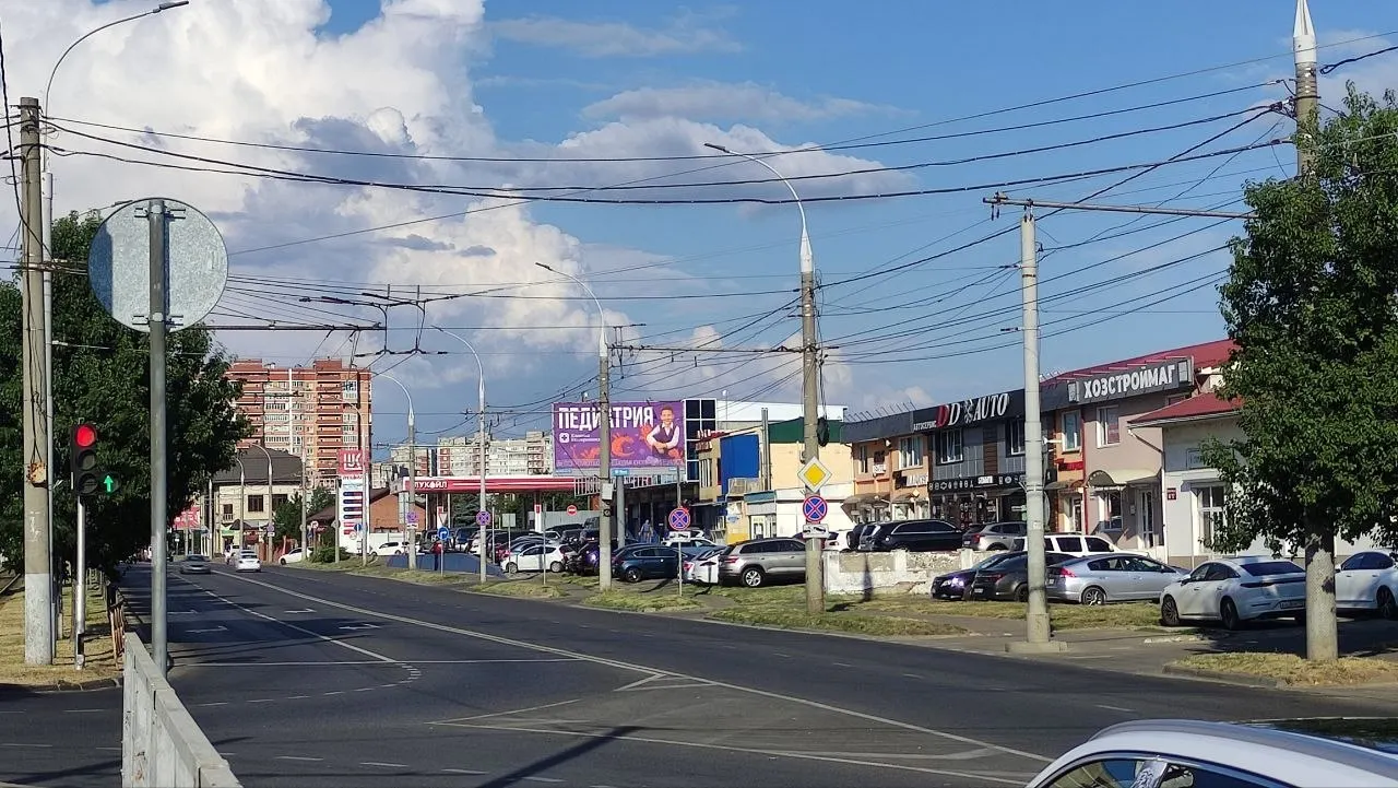 Петербург и Краснодар снова вводят лимиты на продажу топлива на АЗС и фиксируют дефицит бензина и дизеля; власти обещают мониторинг поставок.