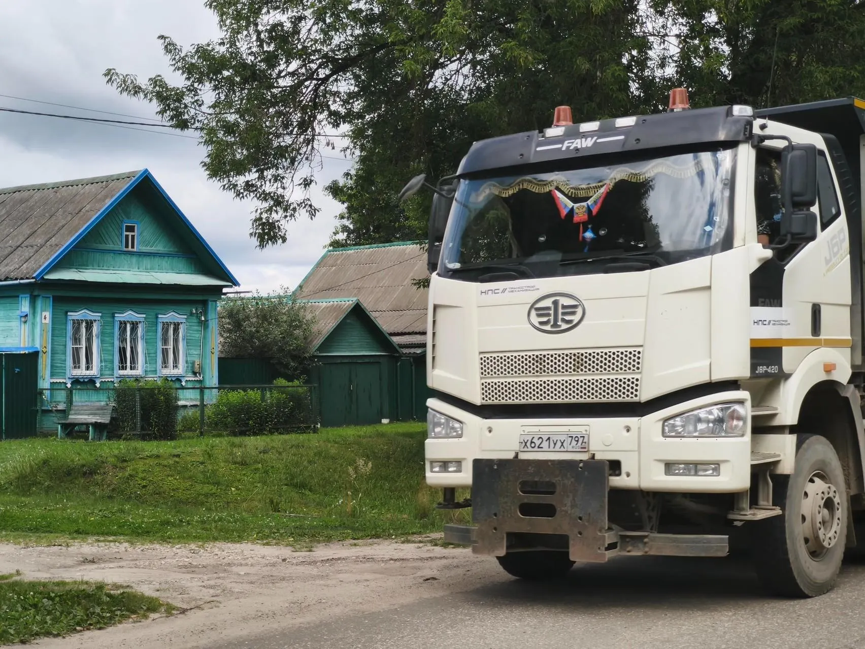 Жители деревень, расположенных вдоль новой скоростной магистрали Москва — Санкт-Петербург, сталкиваются с выкупом домов, шумом и близостью к поездам, и готовятся к соседству с инфраструктурой.