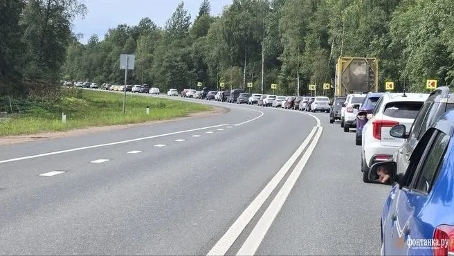 На пути к КПП Ивангорода образовалась крупная пробка из‑за фестиваля; гости жалуются на очереди, проверки на входе и ограничение продажи билетов онлайн. Мероприятие посвящено 150‑летию Ивана Билибина.