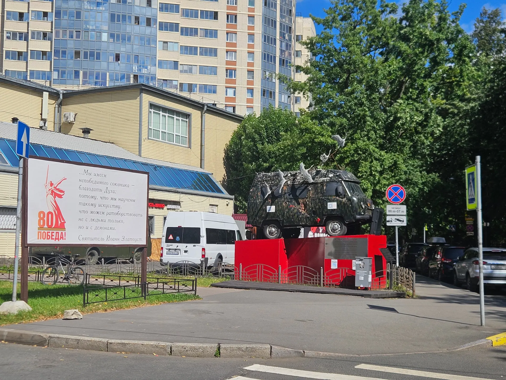 У клуба офицеров на улице Матросова пропали стенды с портретами погибших военных; кованая фигура штурмовика исчезла, подозрения вызывают волны патриотических акций и памятники. Фонд «Суворов» говорит о памяти и патриотическом воспитании, а на фронт передано оборудование и дроны.