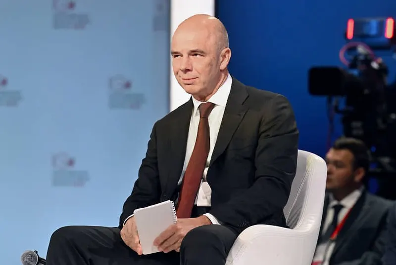 Министр финансов заявил, что бюджет полностью обеспечен ресурсами, а все обязательства будут исполнены. По данным на начало 2026 года дефицит бюджета составил около 6,46 трлн рублей (примерно 2,8% ВВП).