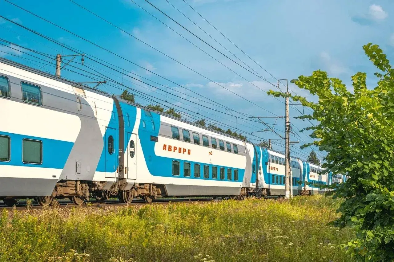 С 19 августа между Санкт-Петербургом и Выборгом стартуют двухэтажные поезда «Аврора‑Шаттл»; билеты от 353 рублей. Режим — тестовый до 20 сентября.