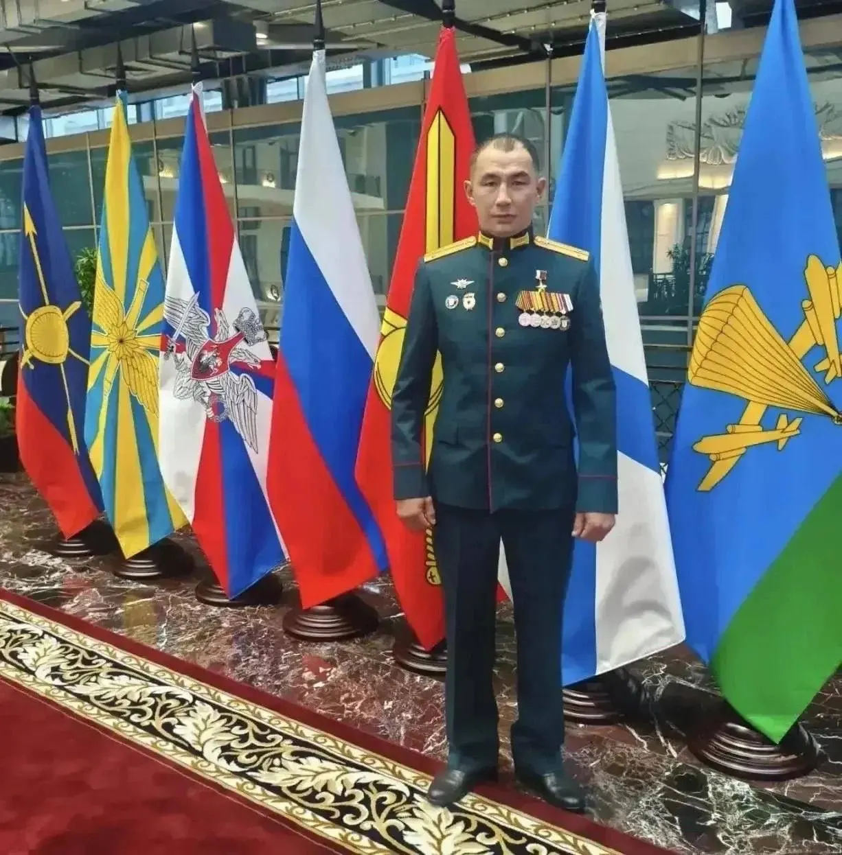 Уроженец села Нуринск Могойтуйского района Забайкалья Эльдар Куконбеков награждён званием Героя России. Он служит в 1465-м мотострелковом полку и был призван на службу в 2022 году.