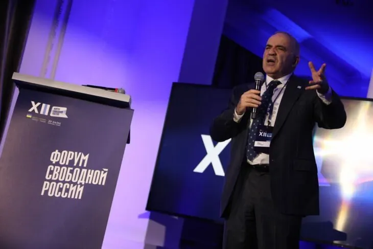 Форум, созданный Гарри Каспаровым и Иваном Тютриным, назвал предстоящие выборы фарсом, указав на иллюзорность конкуренции и попытку легитимировать территориальные захваты и войну Кремля.