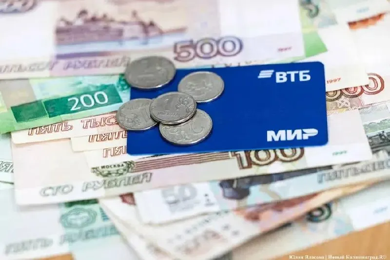 Через две недели в России начнется массовое внедрение цифрового рубля. Регулятор заявляет о полной готовности крупных банков к введению новой формы национальной валюты. Позже клиенты смогут открывать кошельки цифрового рубля на балансе банка и пользоваться депозитами и кредитами в новой валюте.