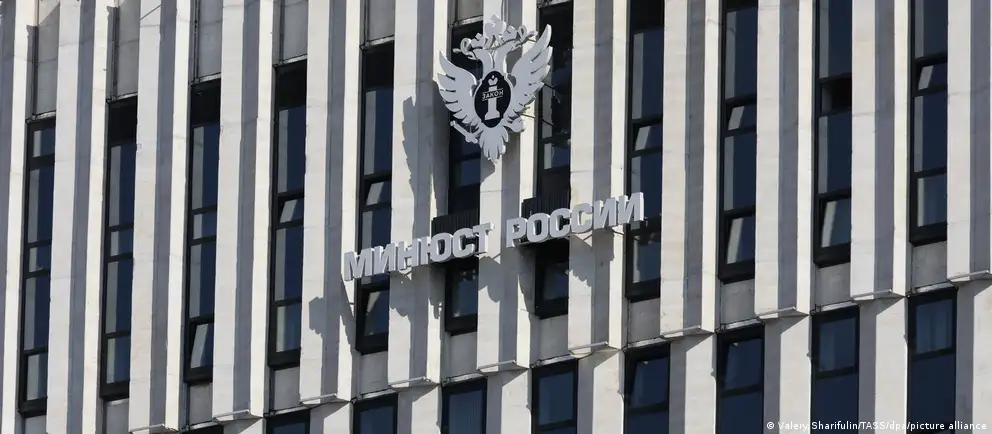 Министерство расширило перечень «нежелательных» организаций, добавив в него иностранные и региональные структуры, в числе которых Фонд защиты прав человека и прорисованные антивоенные инициативы. Обновление затрагивает ряд международных и образовательных проектов и предусматривает меры к участникам.