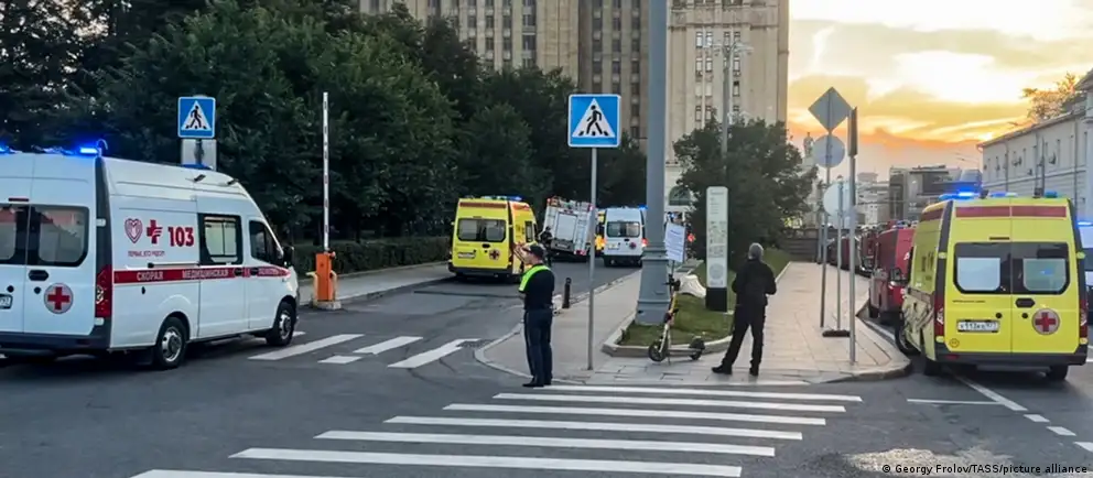 Взрыв у ресторана на Кудринской площади вечером 1 августа привёл к нескольким смертям и многочисленным ранениям. Следствие рассматривает версию теракта и возможную цель — главкома Воздушно‑космических сил Александра Чайко.