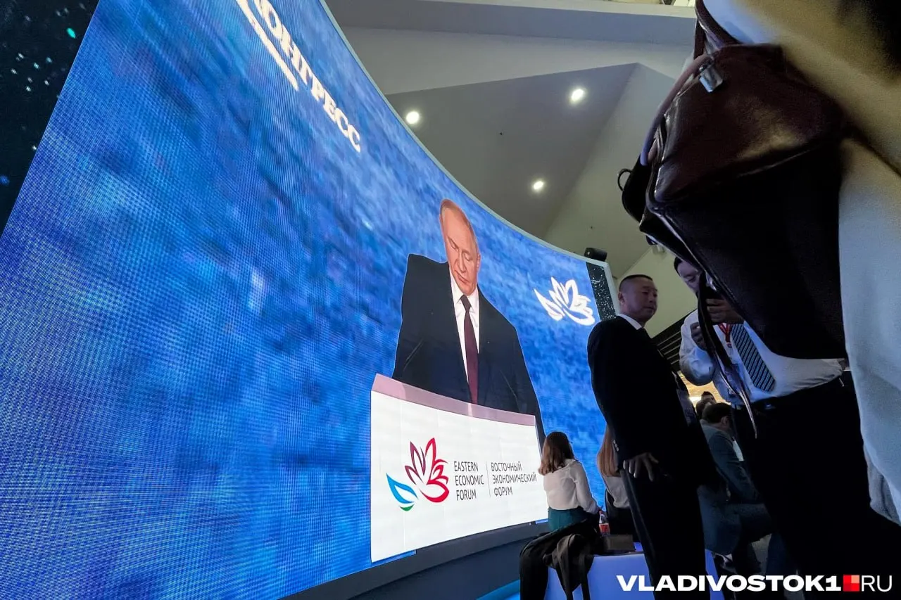 Президент примет участие во Владивостоке в XI Восточном экономическом форуме, обсудит развитие Дальнего Востока и выступит на пленарном заседании вместе с мировыми лидерами региона Азиатско‑Тихоокеанского простора.