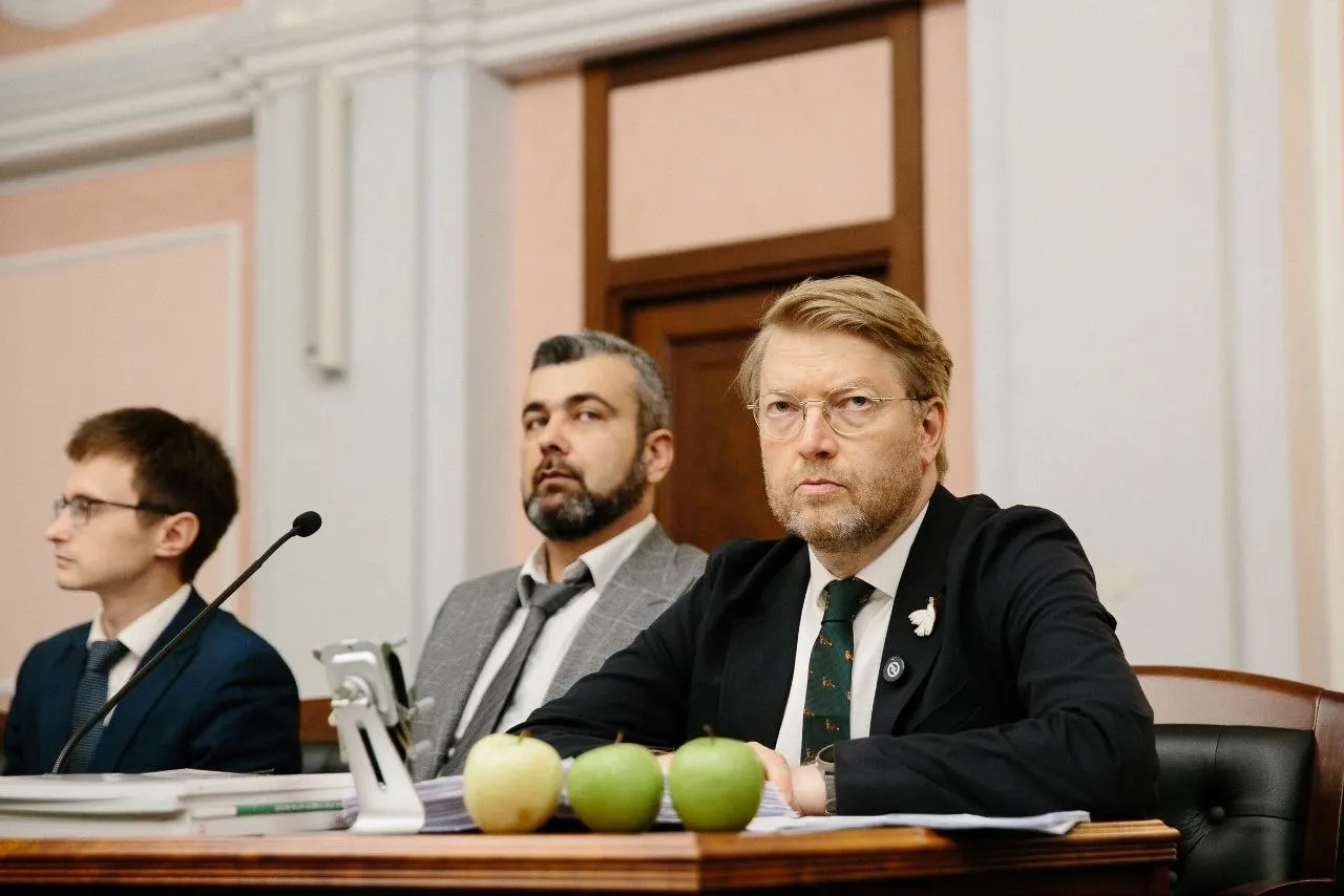 Разбирательство в Верховном суде фокусируется на обвинениях в нарушении авторских прав и спорном графическом знаке; исход дела может повлиять на участие партии в парламентских выборах.