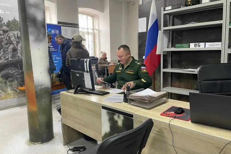 Власти опровергли слухи о мобилизации и подтвердили отсутствие планов призывной кампании; обсуждаются реакции мировых СМИ и экспертов на давление на общество.