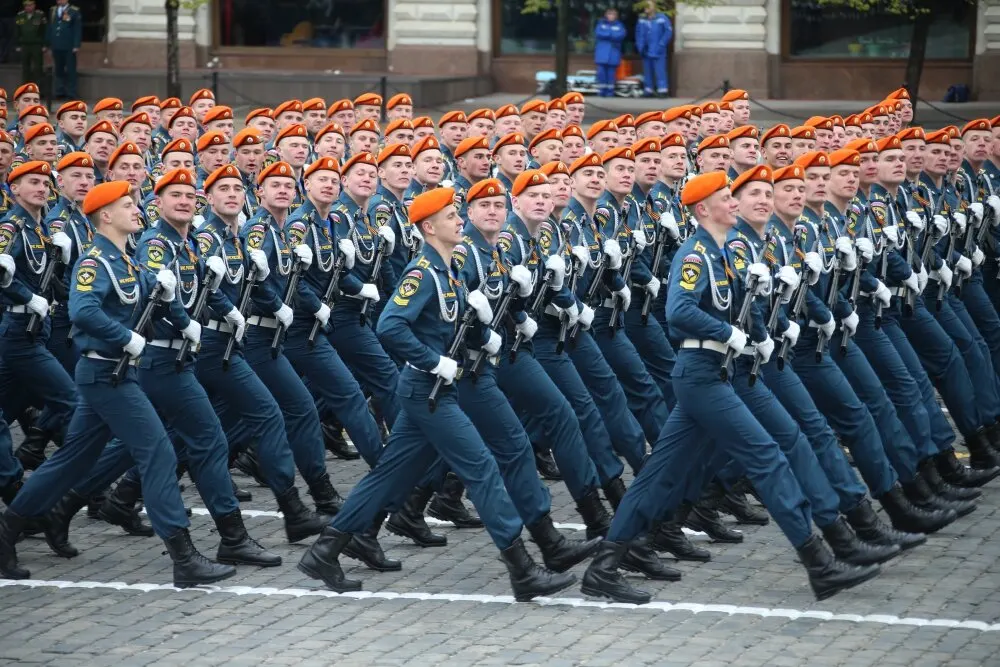 Законопроект предусматривает право применения физической силы и огнестрельного оружия спасателями МЧС в рамках служебной деятельности, с ограничениями на применение.