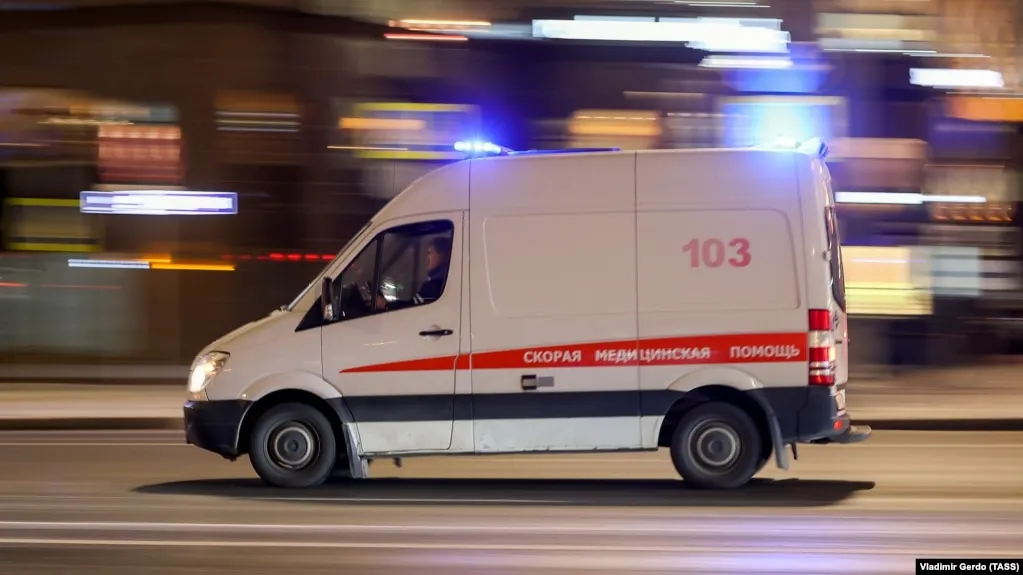 Взрыв автомобиля на Колпинском шоссе в районе Славянки унес жизнь военнослужащего; его жена госпитализирована. Инцидент произошёл утром.