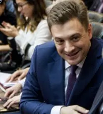 Коммунист Георгий Камнев потребовал снизить стоимость автомобилей АвтоВАЗа на внутреннем рынке, указав на более низкие цены за границей, в том числе в Белоруссии.