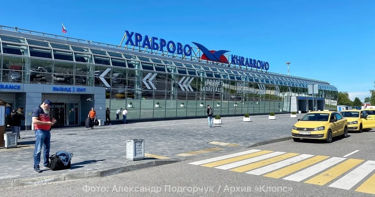 Задержки и отмены рейсов в калининградском аэропорту на фоне закрытого неба над регионом.