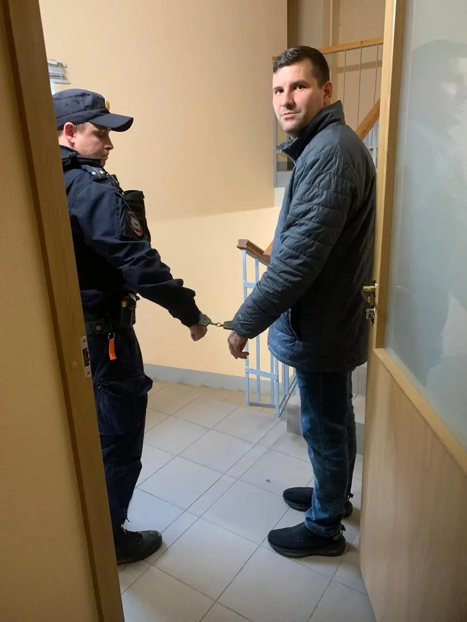 Смольнинский районный суд Санкт-Петербурга арестовал активиста Александра Виноградова на 10 суток за публикацию в соцсетях, якобы демонстрирующую экстремистские символы; арест связан с публикацией 2020 года, в которой он привлекаamel внимание к бездействию силовиков.