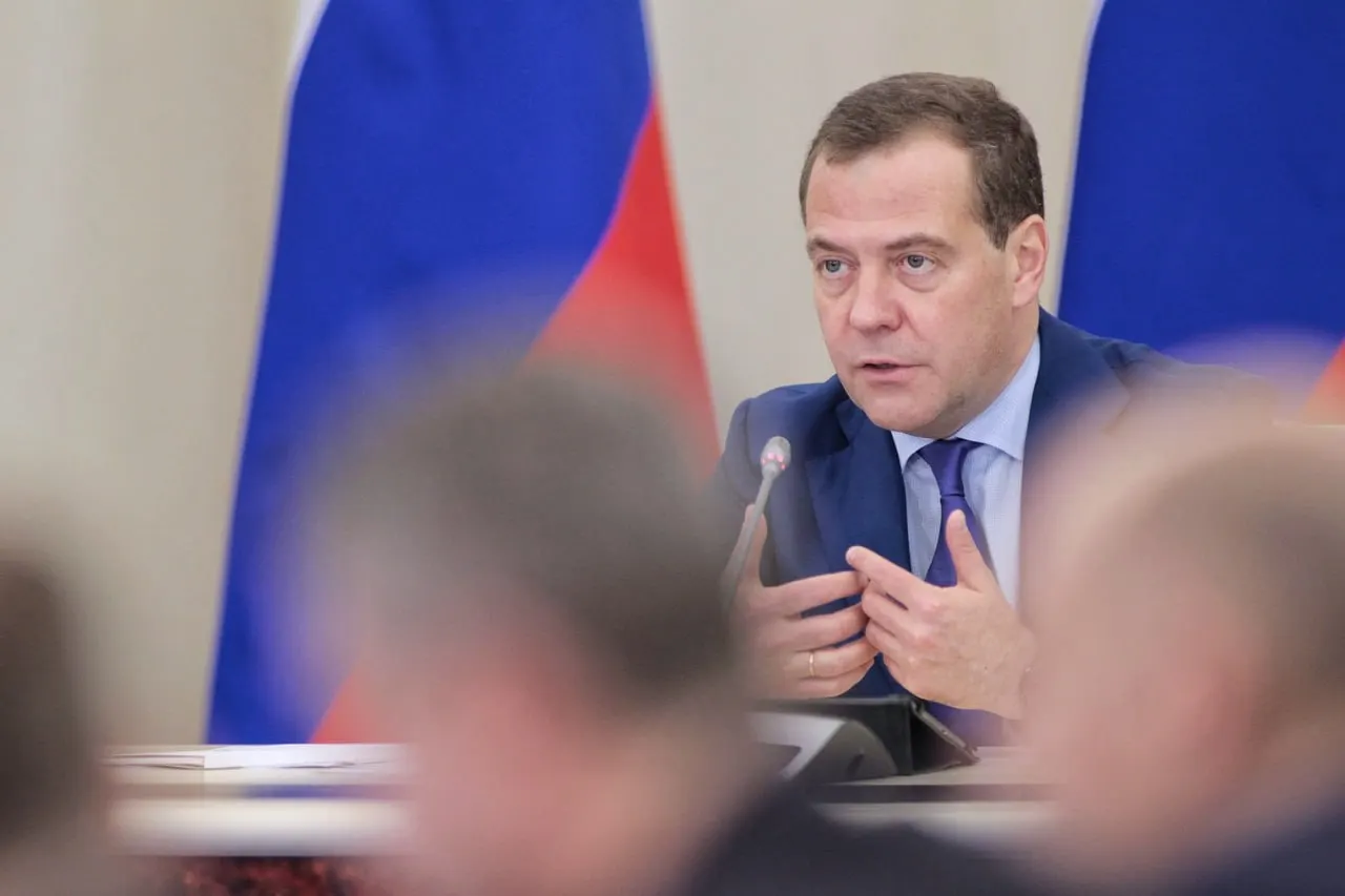 По словам лидера Единой России, даже после завершения СВО идеологическая битва с Западом не исчезнет; внутри страны отмечаются проблемы воспитания общества, и Россия будет действовать на своих условиях.