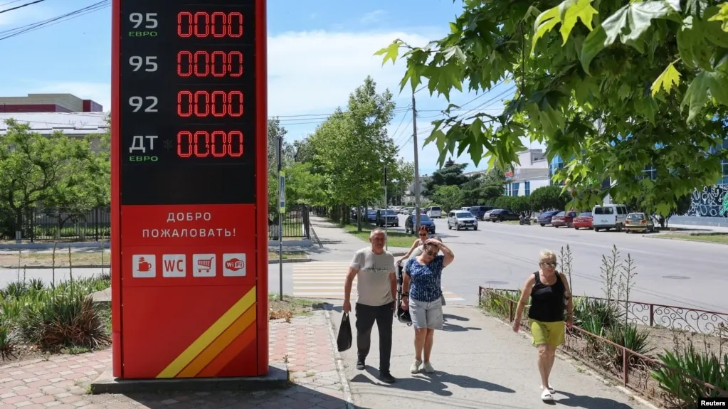 В Геленджике и близлежащих населённых пунктах бензин исчез на заправках; власти опубликовали список работающих заправок. Очереди достигают сотен автомобилей и иногда продолжаются многие часы.