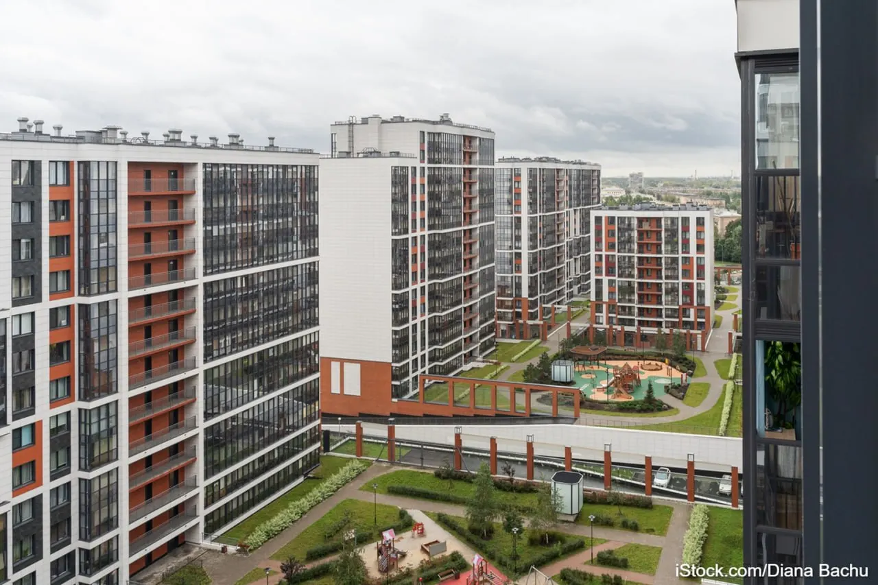 Первые шесть месяцев 2026 года для рынка новостроек Санкт-Петербурга и Ленинградской области оказались лучше ожиданий: продажи сохраняются, а агломерация демонстрирует рост на фоне снижения по стране. Значительная часть достигнутого результата объясняется всплесками спроса перед ожидаемыми изменениями по семейной ипотеке.