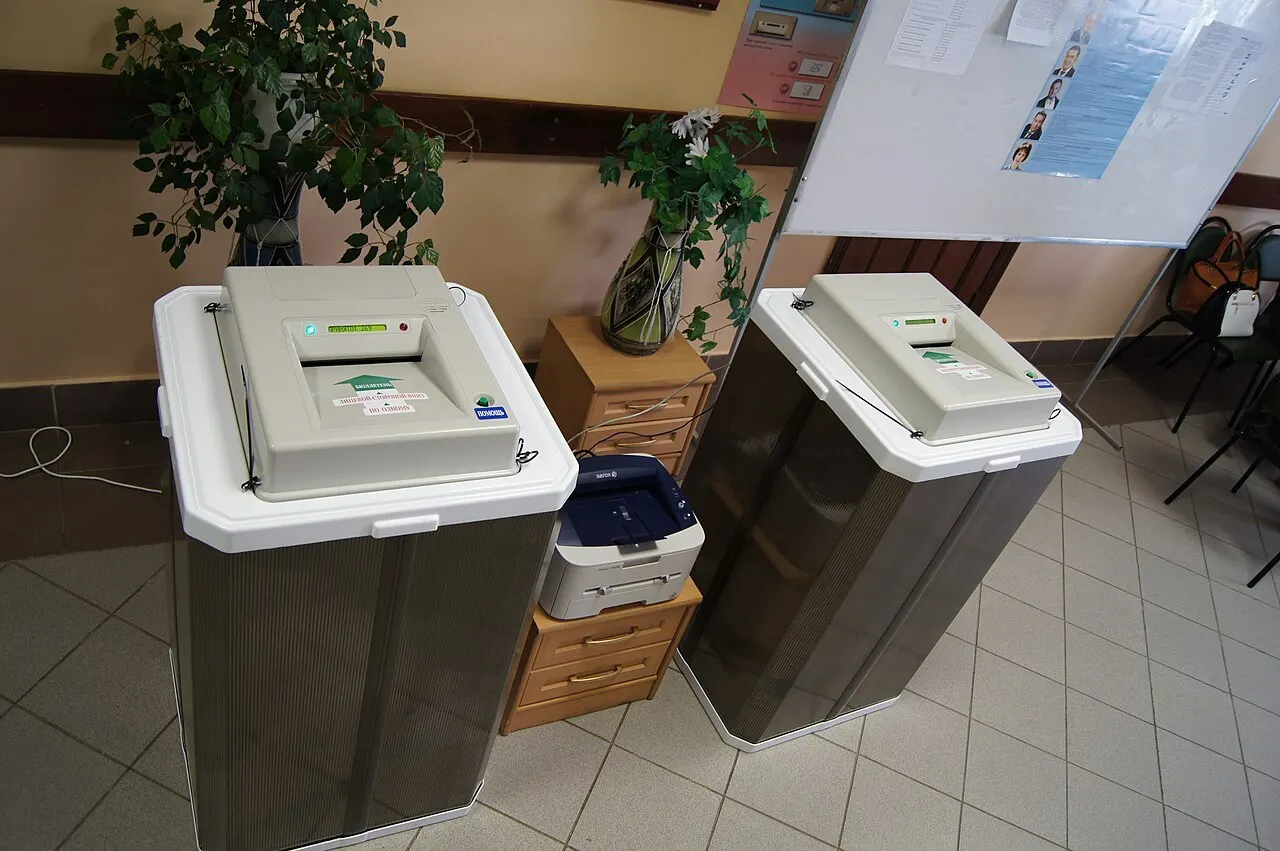 Из-за санкций на участках Екатеринбурга не будут применяться комплексы обработки бюллетеней, что влияет на подсчет голосов.