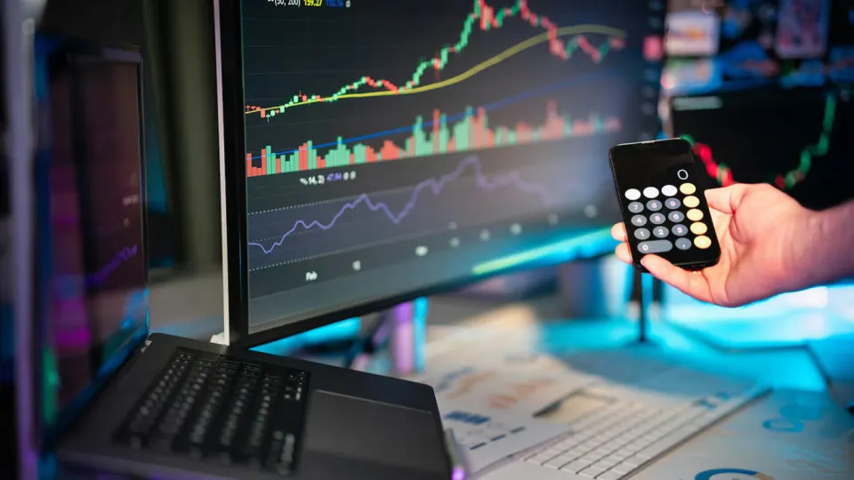 Глава ПСБ предупредил о возможности заморозки активов USDT и зависимостях цифровых инструментов; в материале — развитие банковских цифровых платформ и последние события на рынке криптовалют в России.