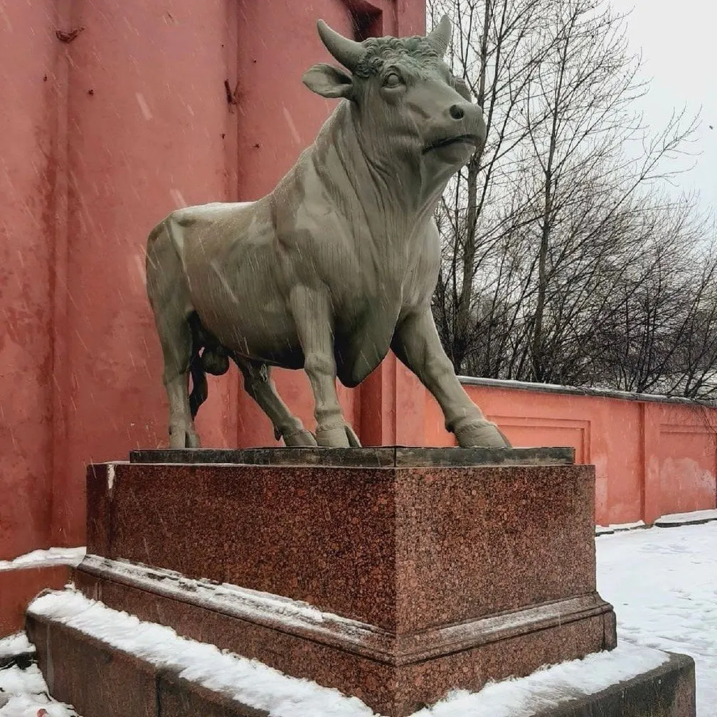 Минкульт сообщил об отсутствии оснований для переноса бронзовых скульптур; жители исторического района продолжают спор по переносу.