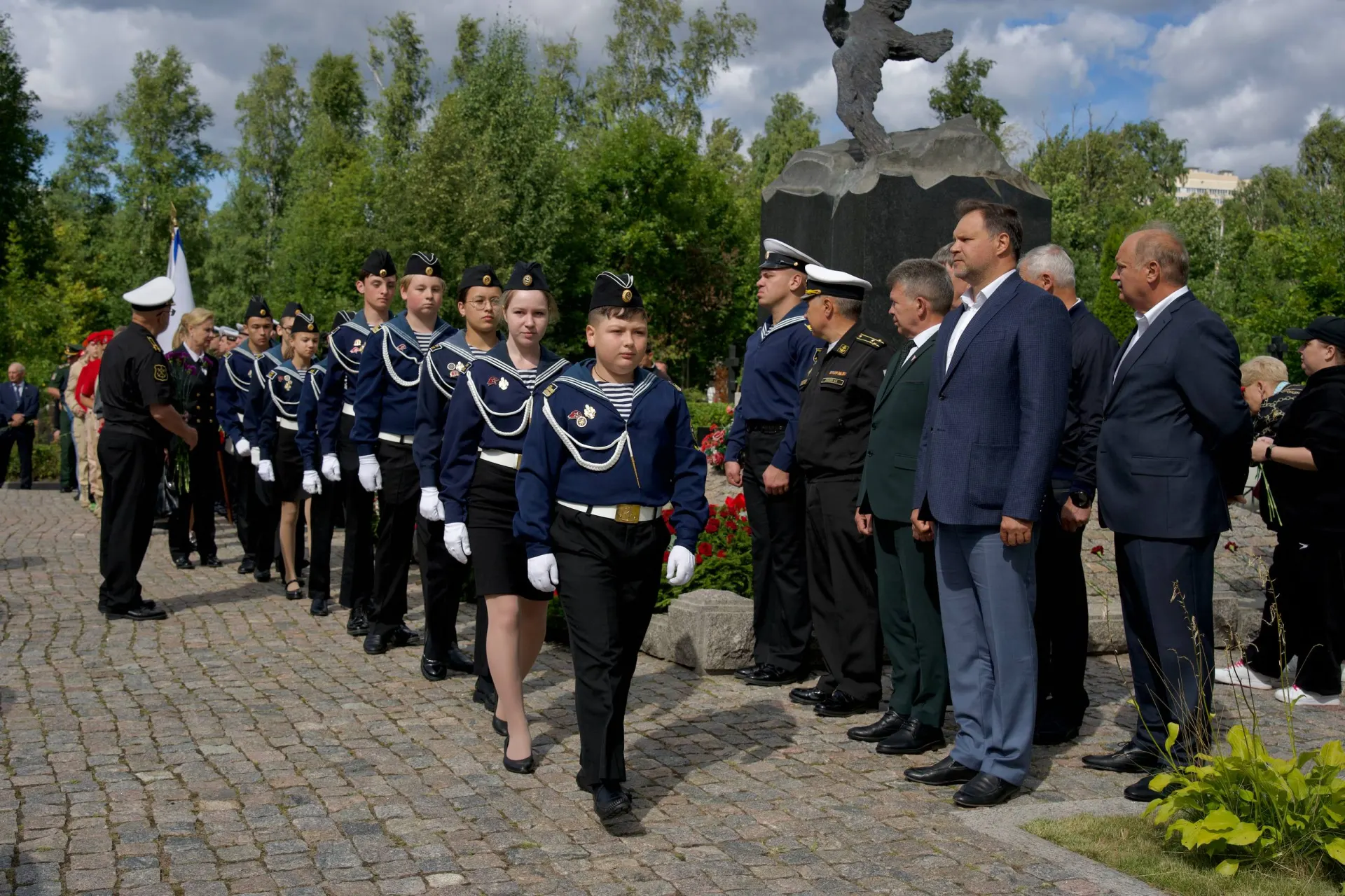Участники церемонии почтят память погибших подводников, возложив цветы и вспомнив события трагедии на крейсере «Курск».